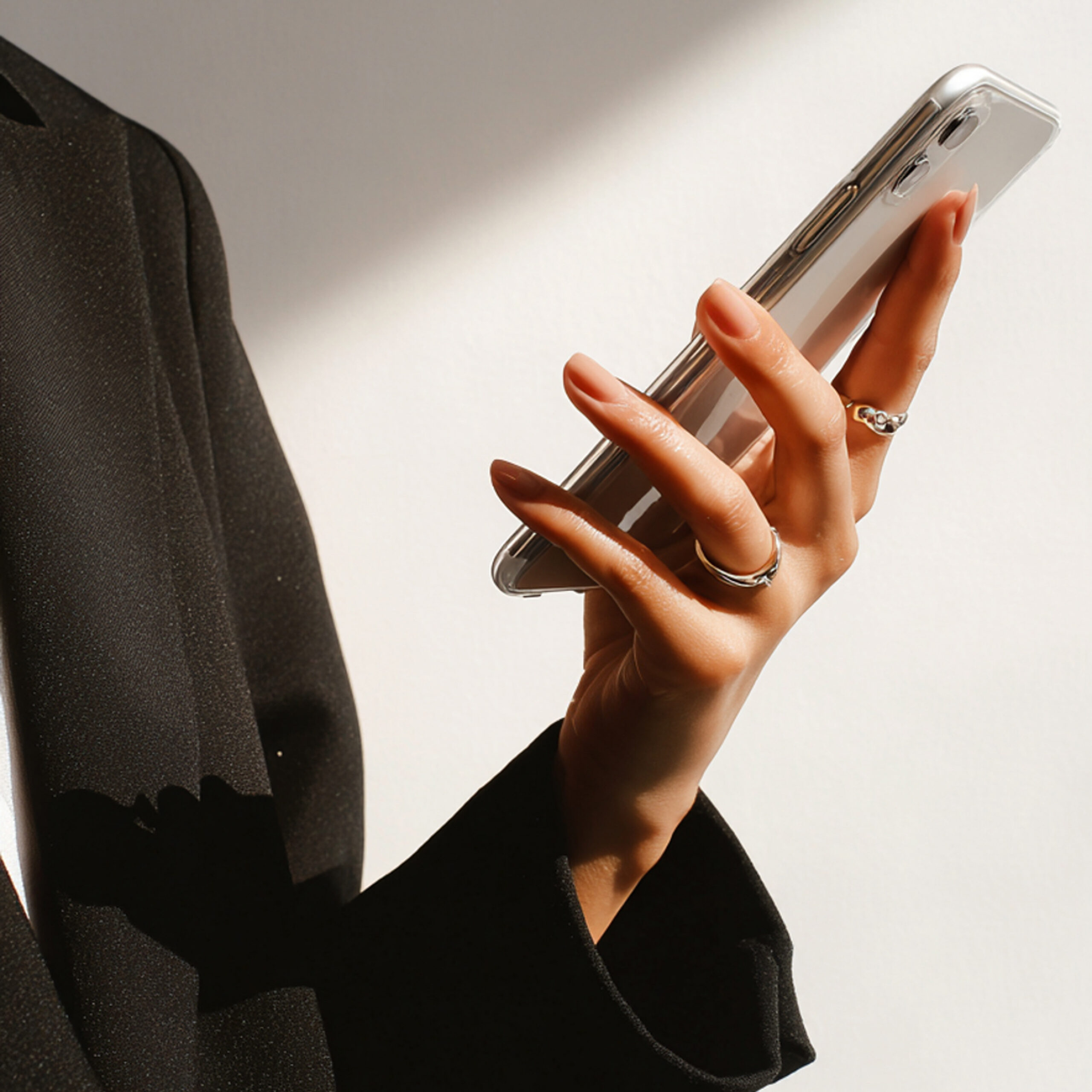Close-up van vrouwenhand die smartphone vasthoudt | Elena & Company